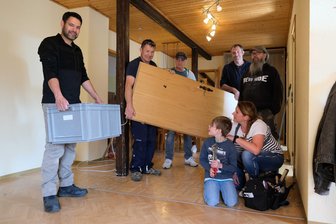 Kinder- und Jugendheim Crimmitschau: 250.000 Euro fließen in Dachsanierung - Fynn und seine Erzieherin Antje Luy (re.) staunen, was die Hausmeister geschafft haben.
