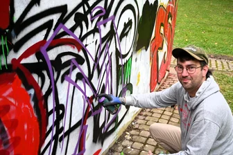 Kinder und Jugendliche greifen in Reichenbach zur Spraydose: „Die Kids hier sind heiß aufs Sprühen“ - Tony Fischer aus Zwickau leitet den Graffiti-Workshop im Dathehain.