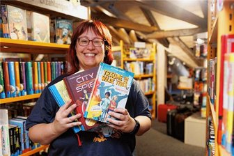 Kinder und Jugendliche können in Annaberg-Buchholz kostenlos 250 Bücher lesen - Dörte Lyra aus der Annaberger Bibliothek, die sich am Buchsommer beteiligt.