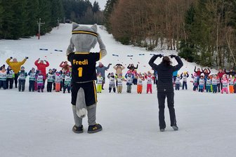 Kinder- und Jugendspiele eröffnet: Sportlicher Auftakt im Saydaer Mortelgrund - KSB-Maskottchen „Fredi Wolf“ hatte bei der Erwärmung der Kinder- und Jugendspiele in Sayda das Kommando.
