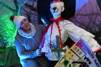 Kinder- und Jugendtheater mit vielen Aktivitäten zum Jubiläum - Annekathrin Rottstädt-Hänel in der Kulisse vom "Gestiefelten Kater". 