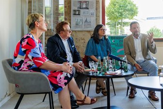 Kinder- und Jugendtheaterfestival in Zwickau: Innenstadt wird zur Bühne - Haben sich viel vorgenommen: Theater-Geschäftsführerin Sandra Kaiser, Sparkassenvorstand Andreas Fohrmann, Theaterpädagogin Steffi Liedtke und Generalintendant Dirk Löschner stellen das Programm vor.