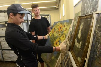 Kinder und Künstler im Vogtland werden zu Bilder-Rettern: „Die Blumen sehen richtig cool aus“ - Ervin Steinert (vorn) und Jeremy Seidel haben ein Blumenbild von Künstler Walter Thomas entdeckt.