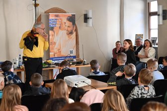 Kinder-Uni im Erzgebirge: Roboterkäfer und Weltraumfunk begeistern Mädchen und Jungen - Ein Höhepunkt der Kinder-Uni in der Stadtbibliothek Annaberg-Buchholz: der interaktive Vortrag „Ich höre was, was Du nicht hörst“.
