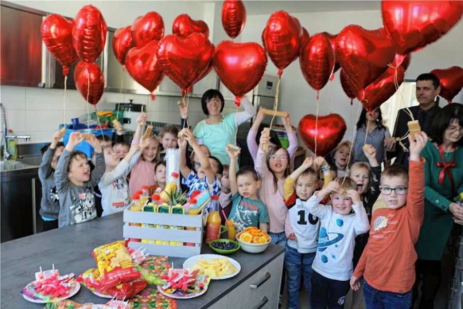 Kinder von Reuth beziehen ihren frisch sanierten Kindergarten - Großer Jubel mit vielen Herzen: Die Mädchen und Jungen der Reuther Kita in ihrer neuen Kinderküche, wo zum Einzug eine süße Überraschung wartete. 