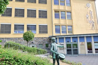 „Kinder weinen vor Erschöpfung“: Mutter spricht belastende Hort-Situation in Klingenthal an - Die Klingenthaler Grundschule ist Teil des Schulzentrums auf dem Amtsberg. Der Hort befindet sich aber im Neubaugebiet.