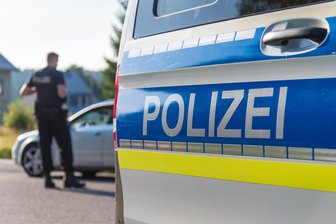 Kinder werfen Steine: Auto auf Bundesstraße im Erzgebirge getroffen - Zwei Steinewerfer beschäftigten in Marienberg die Polizei.