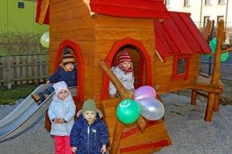 Kinder ziehen in Spielhaus ein - Maxi, Jona, Nathanael und Erna (v. l.) im neuen Spielhaus.