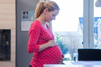 Kinderärzte: Lieferengpass beim Impfstoff gegen das RS-Virus - Es gibt auch eine RSV-Schutzimpfung, die auf das Prinzip Nestschutz setzt. Geimpft wird nicht das Baby, sondern die werdende Mutter.