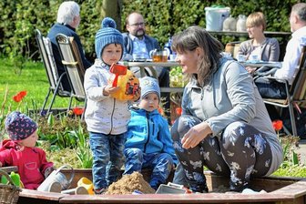 Kinderbetreuung bei der Tagesmutter: Angebot in Mittelsachsen stabil - Kultusminister Christian Piwarz (hinten Mitte) besuchte im Mai die Kindertagespflege "Borstelkinder" in Freiberg. 