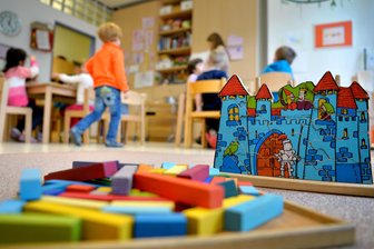Kinderbetreuung im Erzgebirge: Crottendorf hält Elternbeiträge erneut stabil - Die Elternbeiträge in Crottendorf, hier ein Symbolbild, bleiben stabil.