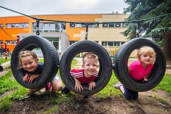 Kinderbetreuung im Erzgebirge: So unterschiedlich sind die Elternbeiträge in der Region - Die Kita Sonnenhügel in Ehrenfriedersdorf: Im Bild zu sehen sind Victoria (v. l.), Leo und Nele.