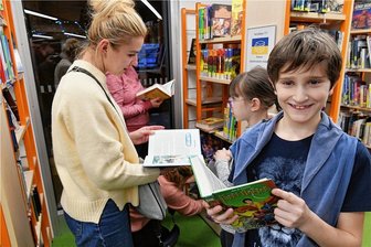 Kinderbibliothek in Freiberg verleiht nun Kinderbücher in ukrainischer Sprache - In der Kinderbibliothek im Kornhaus Freiberg gibt es nun ein Regal mit ukrainischen Kinder- und Jugendbüchern. Am Freitagnachmittag konnten die ersten Kinder, unter ihnen Luka, in dem neuen Fundus stöbern.