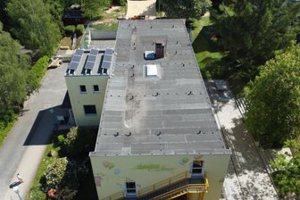 Kindereinrichtung in Reichenbach erzeugt künftig selbst Strom - Blick auf das Dach der Kita „Goldene Kindersonne“ in Reichenbach.