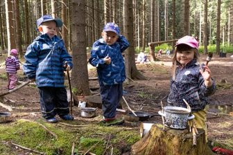 Kindereinrichtung trägt Natur seit 25 Jahren nicht nur im Namen - Ein Waldstück in Kretscham gehört zu den Lieblingsplätzen der Mädchen und Jungen aus der Kindertagesstätte Pusteblume in Neudorf. So oft es geht, sind auch Lenny, Hannes und Naemi (von links) dort zu finden.