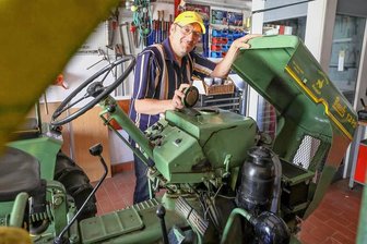 Kinderexpress: Wo der Meeraner Traktor demnächst seine Runden dreht - Udo Friedrich prüft vor jedem Einsatz seinen Traktor, Baujahr 1958, auf Herz und Nieren. 