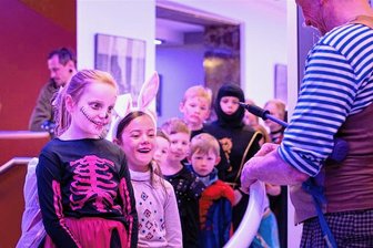 Kinderfasching in Reichenbach:  Schlangestehen beim Chaos-Clown - Über Stunden das selbe Bild. Jens Bührings Hände zaubern Ballon-Figuren - und die Kinder sind verzaubert.