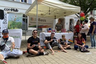 Vertreter des CSD-Vereins in Chemnitz und Anwohner des Brühls protestieren vor einem Stand der Partei "Die Basis". 