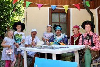 Kinderfest auf den Greifensteinen: Ein Räuber als Held - Madlen, Max und Marie (von rechts) inmitten einiger Schauspieler des Hotzenplotz-Stückes.