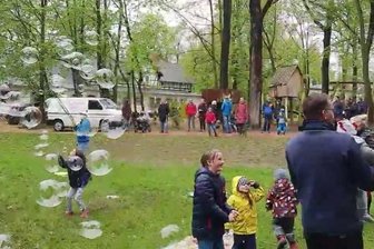 Kinderfest in Mittweida: Stadt stellt Anzeige - Am Himmelfahrtstag kamen rund 100 Leute in den Schwanenteichanlagen in Mittweida zusammen. Ein Video bei Youtube zeigt das Kinderfest, mitten im Park steht auch ein weißer Transporter. 