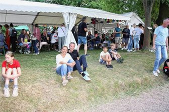 Kinderfest in Neukirchen: Schlossherr feiert mit gesamtem Dorf - Claudia und Claus Lämmle, die Eigentümer von Schloss Lauterbach, feierten mit.
