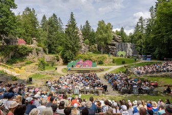 Kinderfest sorgt für volle Ränge auf den Greifensteinen - Das Eduard-von-Winterstein-Theater hatte zum Knax-Kinderfest auf die Naturbühne eingeladen.