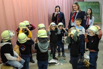 Kinderfeuerwehr gegründet: „Blaulichtbande“ stärkt Oberlauterbacher Wehr - Vielleicht der Höhepunkt des Abends für die Steppkes: Die „Oberlauterbacher Blaulichtbande“ probierten ihre Feuerwehrhelme.