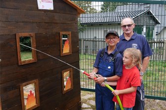 Kinderfeuerwehr ist in Vogelsgrün der Renner - Das Löschen ist die beliebteste Übung für den Feuerwehr-Nachwuchs: Leina-Ann Seidel von den Löschdrachen, Domenik Unger von der Jugendfeuerwehr und Matthias Kaiser, der vor 30 Jahren die Jugendwehr ins Leben rief.