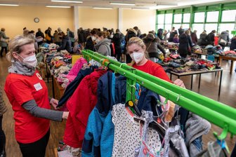 Kinderflohmarkt Geithain: Spätsommer-Schnäppchen für den Winter - 2022 deckten sich beim Flohmarkt in den Räumen der DRK-Werkstätten in Geithain viele Leute mit Gebrauchtem ein.