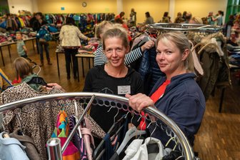 Kinderflohmarkt in Geithain: Wo Familien viel für wenig Geld finden - Organisatorin Sabine Wiltschek (li.) mit Helferin Heidi Ronigkeit sind auch diesmal dabei.