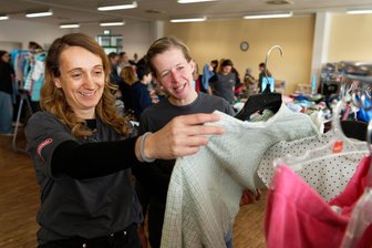 Kinderflohmarkt in Geithain: Zwei Tage voller Schnäppchen - Sylvia Christoph (l.) und Sabine Wiltschek freuen sich auf den Flohmarkt in Geithain.