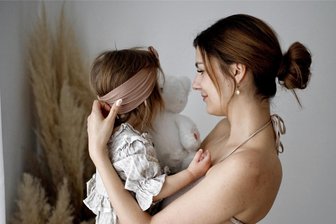 Kinderfotos im Netz: Welche Auswirkung harmlose Bilder auf Whatsapp oder Instagram haben können - Mama-Bloggerin Jasmin S. zensiert das Gesicht ihrer Tochter auf Instagram. Sie will sie schützen.