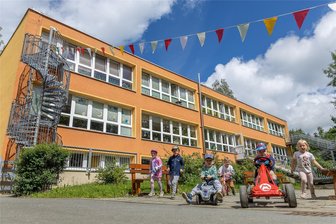 Kindergarten in Falkenstein macht seinen Strom jetzt selbst - Auf das Dach der Kita an der Hammerbrücker Straße in Falkenstein soll eine Photovoltaik-Anlage kommen. Außerdem wird das Obergeschoss gedämmt.