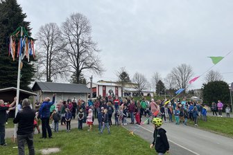 „Kindergarten ist der Motor für ein aktives Dorfleben“: Ein Sporttag für die ganze Familie in Zethau - Auch beim Familientag „Zethau bewegt sich“ 2024 stellten Kinder den Maibaum auf.