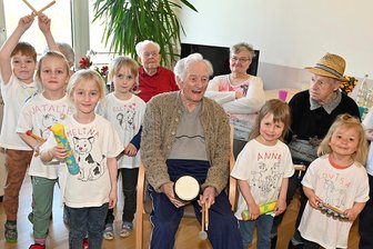 Kindergarten und Pflegeheim unter einem Dach: Generationenpreis des Freistaates Sachsen für Haus Elim in Schöneck - Gemeinsames Singen und Musizieren von Jung und Alt gehört zum Alltag im Haus Elim.