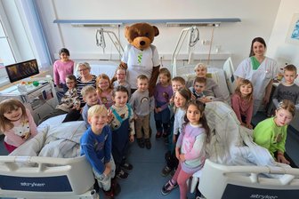 Kindergartenkinder aus dem Vogtland besuchen Krankenhaus - Die Schönecker Kindergartenkinder im Krankenhaus mit den Patienten Margit Wolf (links) und Dorothea Unger.