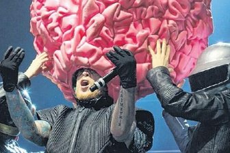 Kindergeburtstag mit Hirn - Haben da was am Kopf: Deichkind in der Messe Dresden