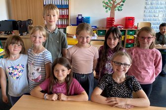 Kindergemeinderat fordert: In die Schmalzbach-Siedlung sollen wieder Busse fahren - Der neue Kindergemeinderat der Gemeinde Heinsdorfergrund hat viel vor. Stehend von links: Laura Elfriede Eichler, Greta Herrmann, Christian Heiner, Ella, Mathilde und Ella Wolf, vorn von links: die neue Kinderbürgermeisterin Luise Junghänel und ihre Vorgängerin Luana Pitzler.