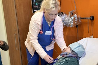 Kindergruppen können in Notaufnahmen am Erzgebirgsklinikum schnuppern - nun auch in Annaberg - Die Ärztliche Leiterin der Stollberger Notaufnahme, Christin Dylong, erklärte Kindern Abläufe.