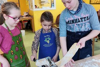 Kinderhaus Neuhausen feiert Hort-Jubiläum - Jodie Walter (v. links) und Alia sowie Lilly Morgenstern rollten Teig für die Ravioli aus. 