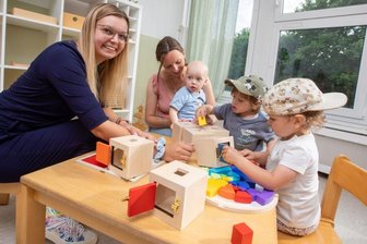 Kinderhaus offiziell eingeweiht - Amily Heinze (links), die Leiterin der Einrichtung, freut sich mit ihren Schützlingen Lily (2) und Charlie (4) über die tollen Bedingungen im neuen Haus.