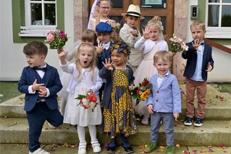Kinderhochzeit im Erzgebirge: Trauung im Rathaus, Tauben, Ballons und Rosenbogen - Die „frisch vermählten“ Paare vor der Tür des Rathauses in Niederwürschnitz.