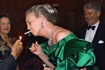 Kinderkippe - Königliche Kettenraucherin: Margrethe II.