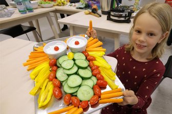 Kinderkochkurs in Meerane: Eine Expertin räumt vier Irrtümer zur gesunden Ernährung von Kindern aus - Aus Gemüse wird ein kleines Kunstwerk: Die sechsjährige Ida präsentiert beim Kinderkochkurs am Montag eine Eule, die aus Gurke, Tomaten, Paprika und Möhren besteht.