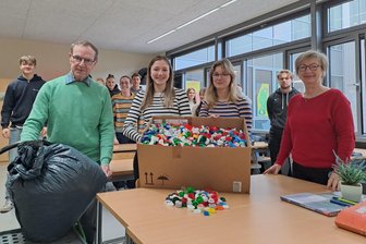 Kinderlähmung: Warum Gymnasiasten in Glauchau bunte Flaschendeckel sammeln - Bernd Fritzsche vom Rotary-Club, die Schülerinnen Lotta Bachmann und Cindy Maith sowie Lehrerin Gundula Stoll (von links) präsentieren die gesammelten Plastikdeckel.