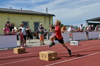 Kinderleichtathletik: Teamwettbewerb in Thurm weckt Lust am Sport und am Ehrenamt - Unter anderem ein Hindernissprint gehört beim Teamwettbewerb der SG Motor Thurm in der Kinderleichtathletik zum Programm. Den meistert hier Max Matthes vom SV Heinrichsort/Rödlitz.