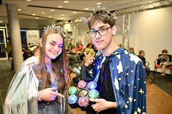 Kindermuseumsnacht in Zwickau: Besucher erleben die Magie der Nacht - Nelly-Samantha Baumann und Theodor Litzba haben auf Farben und Licht gesetzt.