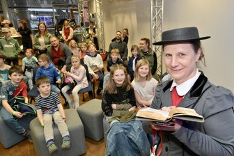 Kindermuseumsnacht in Zwickau: Kinder auf Reisen in die Vergangenheit - Silke Dinger, Koordinatorin des Schüler-Labs (vorn) ist zur Kindermuseumsnacht ins historische Kostüm geschlüpft.