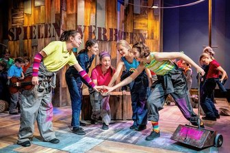 Kinderoper "Brunibár" hat in Chemnitz Premiere: Kinder singen über Kraft der Freundschaft - Zoe Levrel (2. von links) und Karolin Scheunert (2. von rechts) bei einer der letzten Proben. 