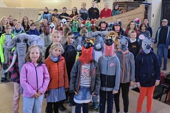 Kinderoper mit erwachsenen Gästen - Alle Mann an Deck! Mit Tiermasken und einem Schiff verwandelt sich die Kirche in Noahs Welt. 